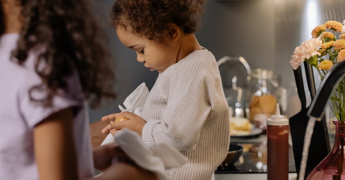 What is the 10 10 100 decluttering challenge?